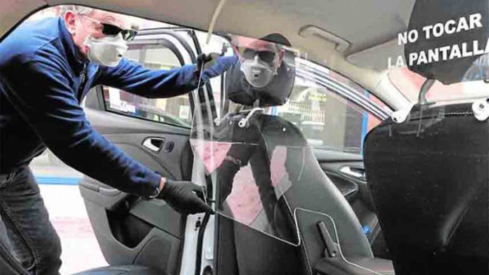 Taxistas de Murcia instalan módulos protectores para evitar contagiarse