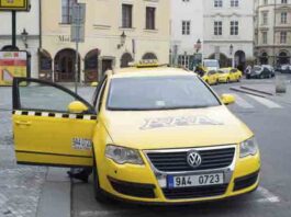 Algunos taxistas de Praga comienzan a instalar pantallas de protección en los taxis de Chequia
