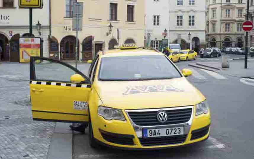 Algunos taxistas de Praga comienzan a instalar pantallas de protección en los taxis de Chequia