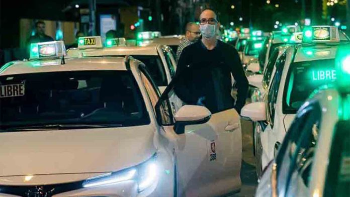 El Ayuntamiento de Zaragoza entrega 10.000 mascarillas a los taxistas