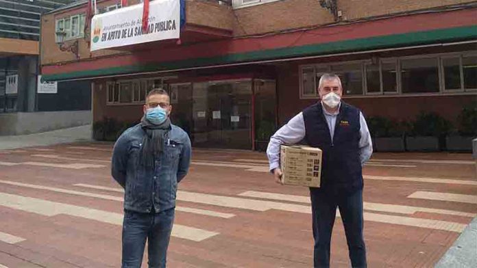 El Ayuntamiento entrega 500 mascarillas a los taxistas de Alcorcón