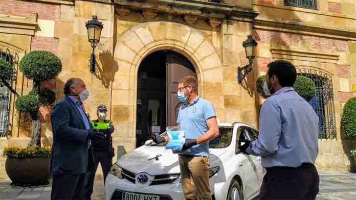 El Ayuntamiento reparte mascarillas a los usuarios y taxistas de Algeciras