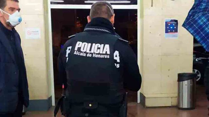 La Policía Local reparte mascarillas a los taxistas de Alcalá de Henares
