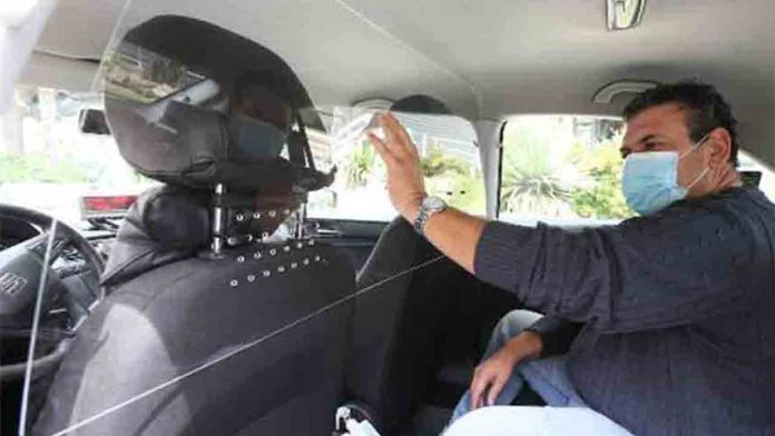 Los taxistas de Málaga instalan generadores de ozono y mamparas de protección