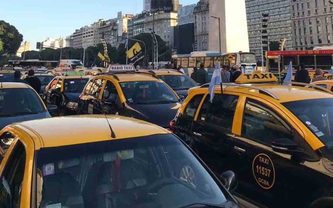 Protesta de los taxistas porteños contra Uber y Cabify por el transporte ilegal