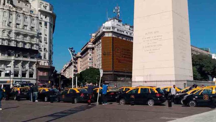 Taxistas argentinos protestan ante el Obelisco por la falta de ayudas