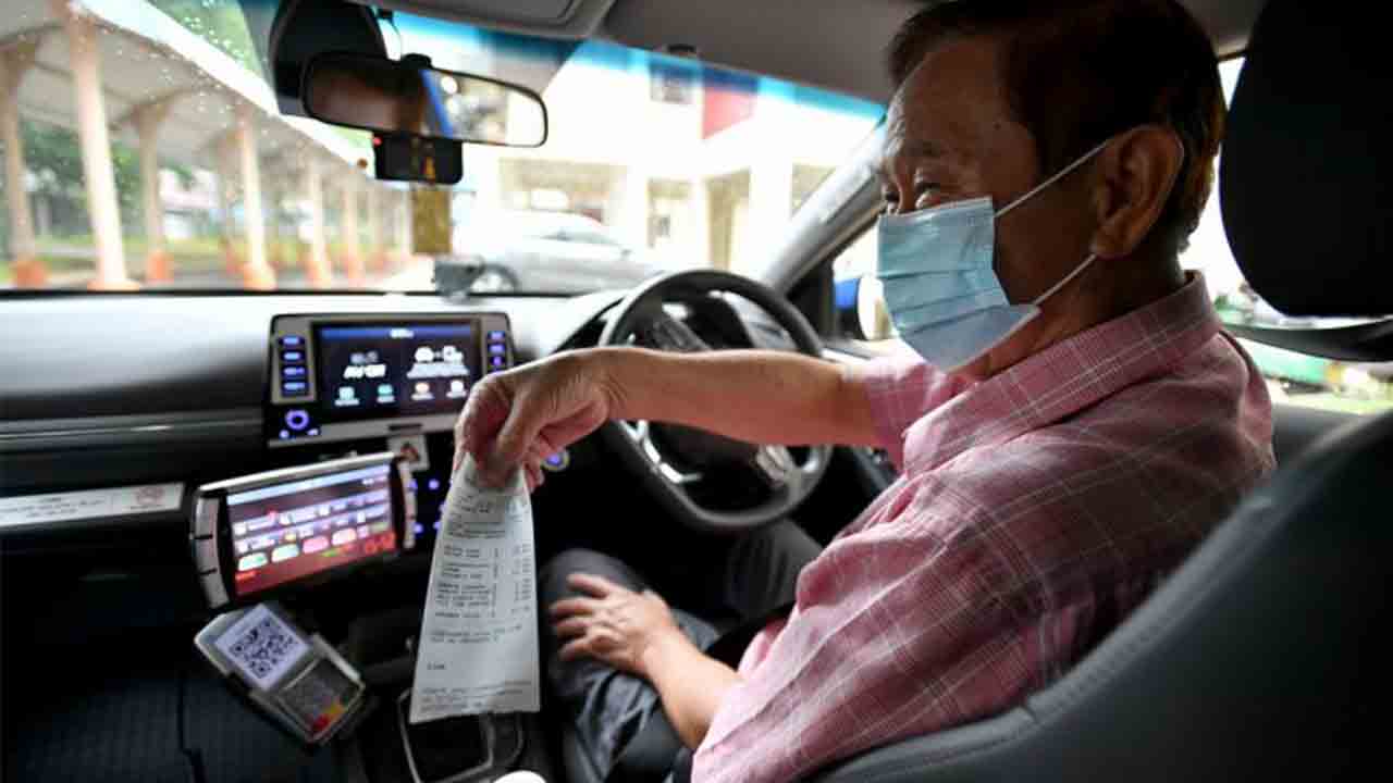 Impresión obligatoria del recibo en los taxis de Singapur