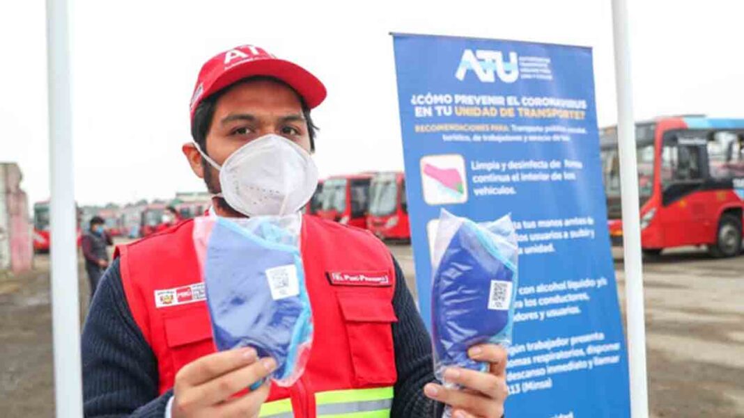 La Autoridad del Transporte de Perú entrega mascarillas a más de cien mil taxistas