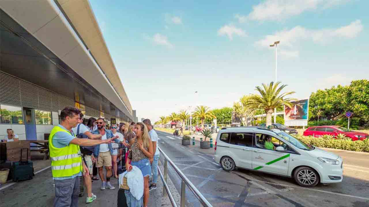 La nueva regulación del taxi de Ibiza no estará lista este verano