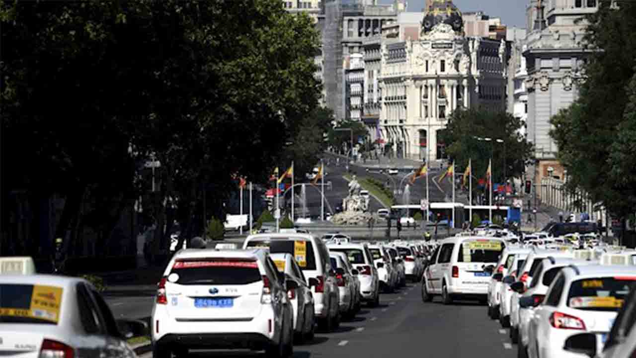 Miles de taxistas madrileños paralizan la capital: 