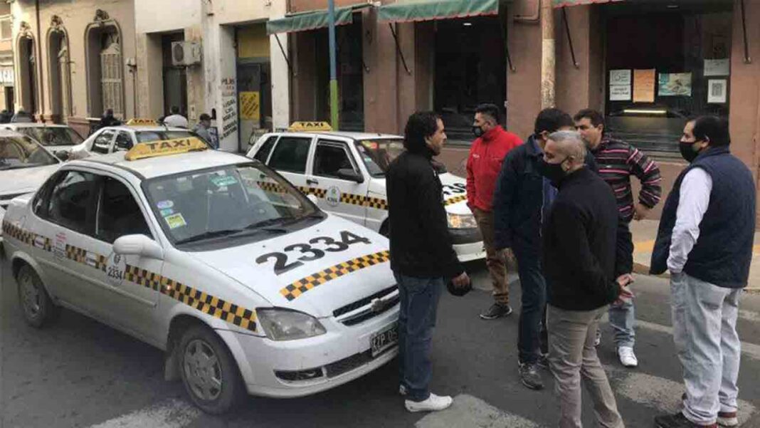 Protesta de los taxistas en Tucumán por la llegada de Uber