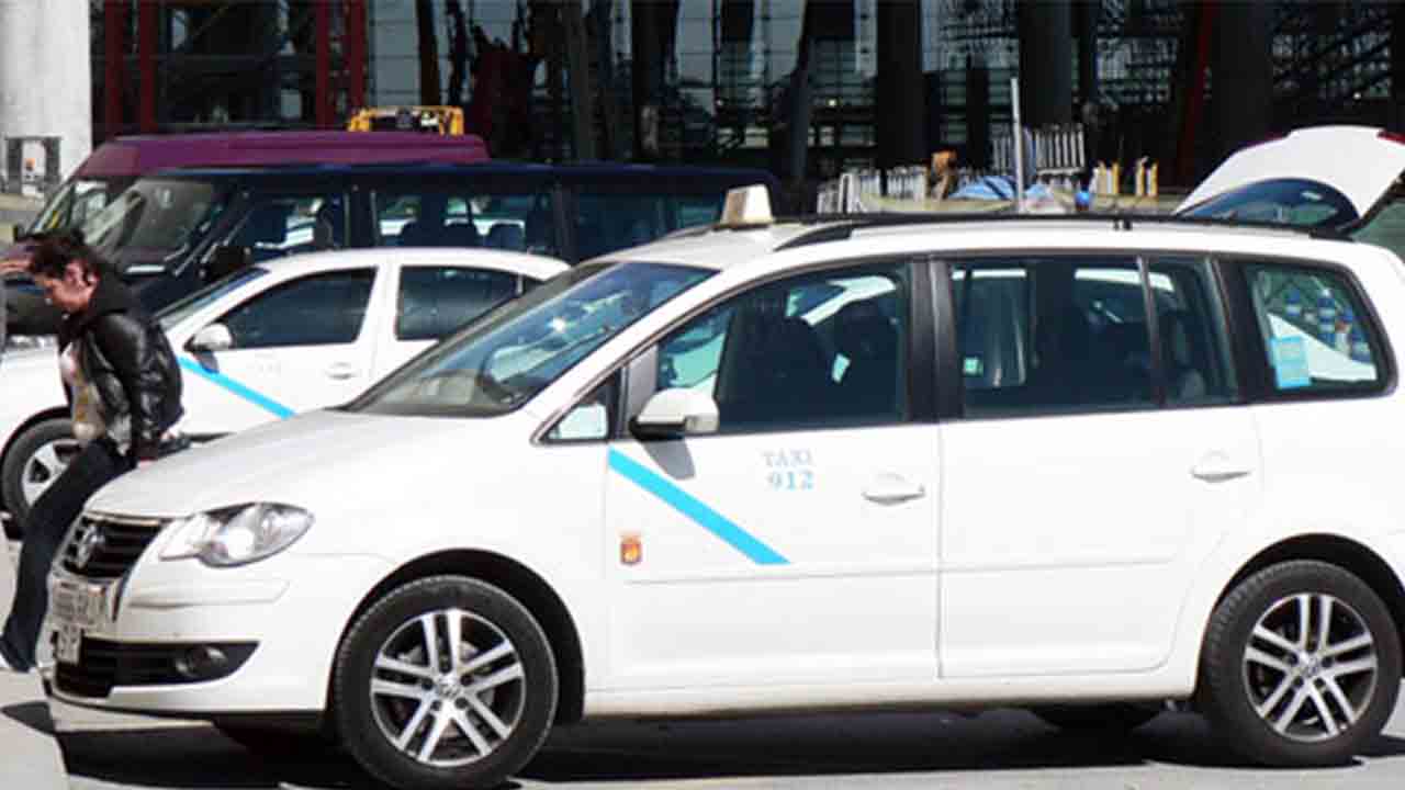 Se reanudan las convocatorias para el examen de taxista en Málaga