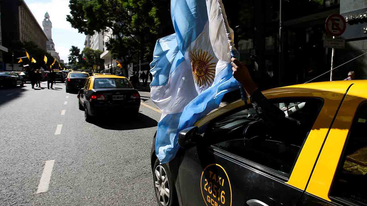 Taxistas argentinos denuncian a Uber, Cabify y Beat ante el Juzgado Federal