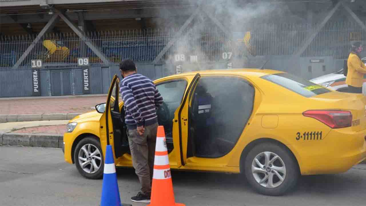 Desinfección gratuita de más de 45.000 taxis en Bogotá