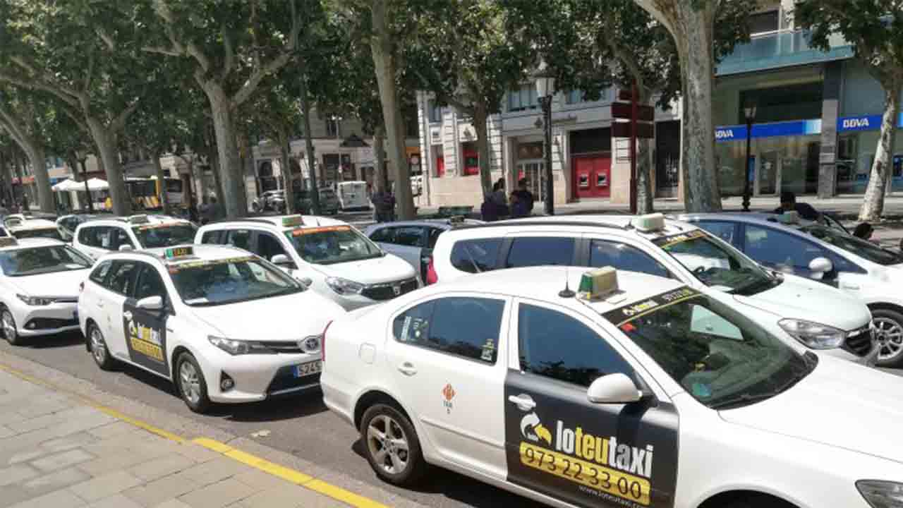 Marcha lenta de los taxistas de Lleida en solidaridad con Barcelona