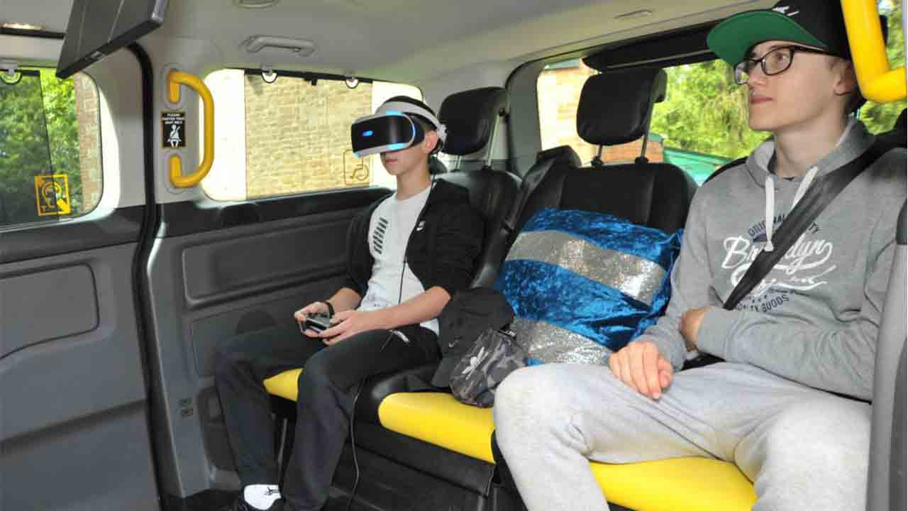 Un taxista de Swindon, en Inglaterra, dispone de una PlayStation para sus clientes