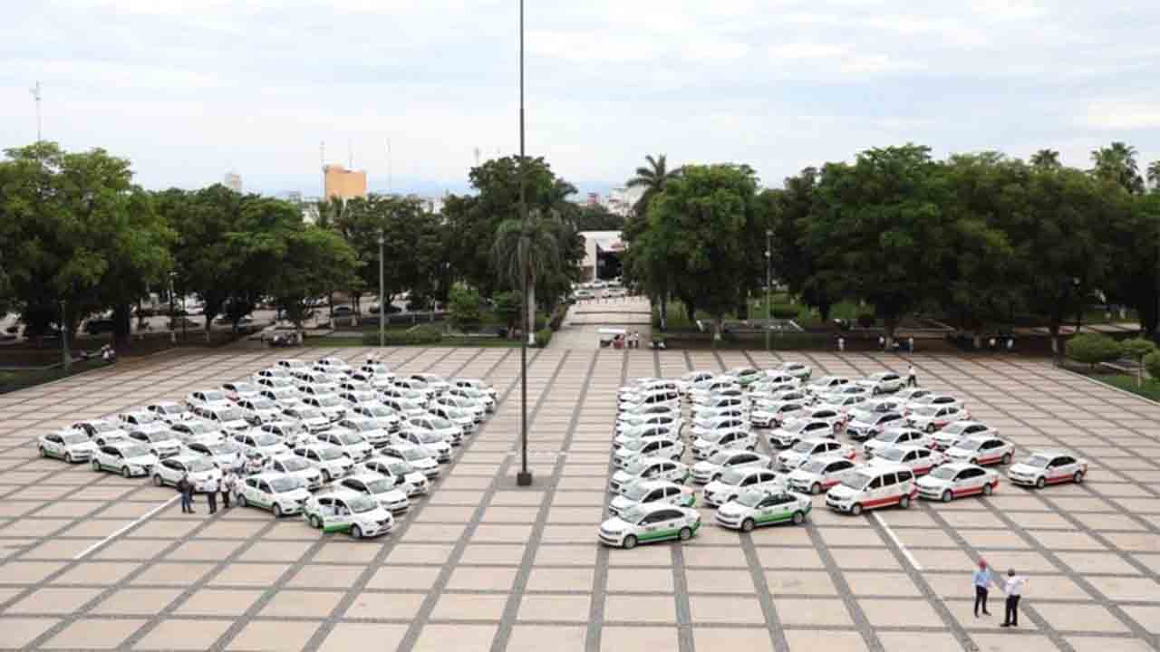El Gobierno de Sinaloa entrega 100 taxis dentro de un programa de impulso al sector