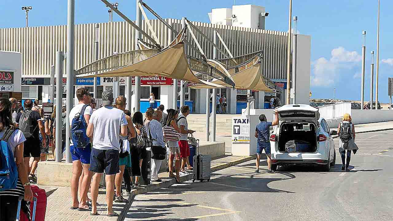 La otra cara: El taxi de Formentera no puede cubrir toda la demanda actual