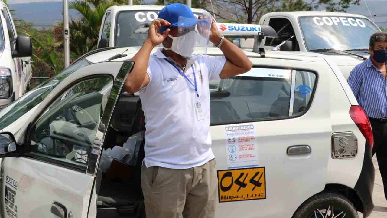 El taxi de Honduras instala mamparas y limita el número de viajeros