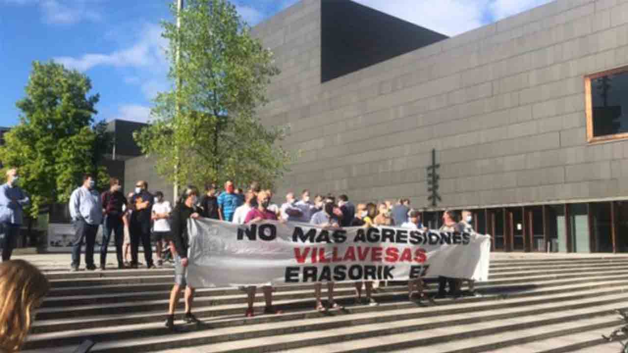 Taxistas de la comarca de Pamplona protestan contra las agresiones
