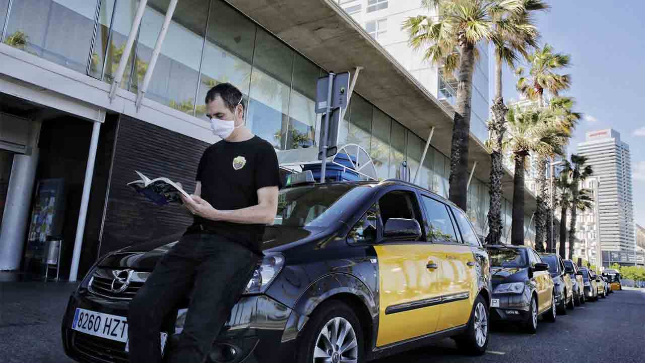 El taxi de Barcelona reclama un plan de ayudas para sobrevivir a la crisis