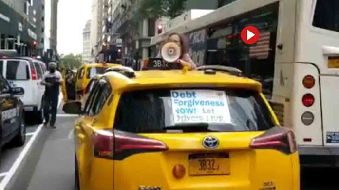 Los taxistas de Nueva York bloquean el puente de Brooklyn