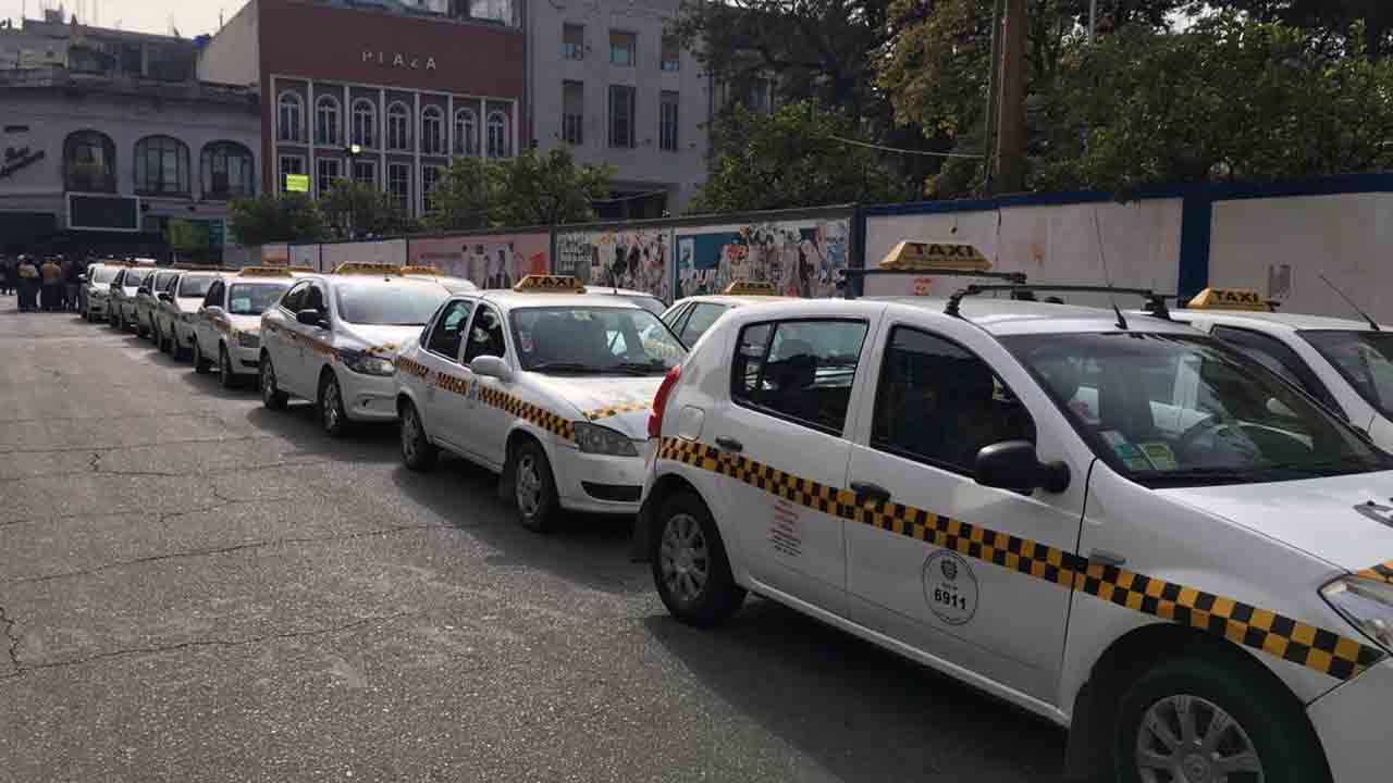 Los taxistas de Tucumán preparan una movilización contra Uber a nivel nacional