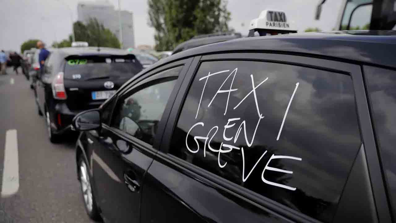 Los taxistas franceses demandan a Uber por competencia desleal
