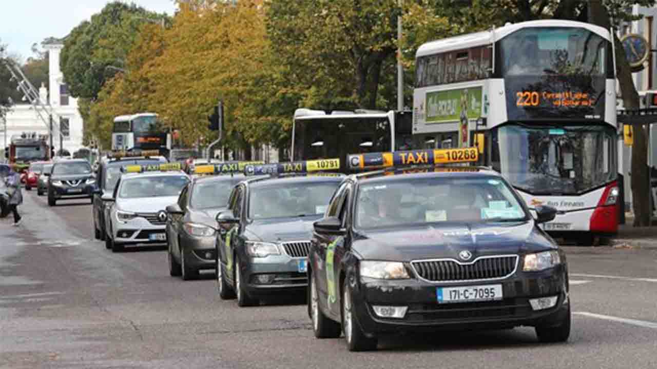 Los taxistas irlandeses protestan en la ciudad de Cork por la falta de ayudas