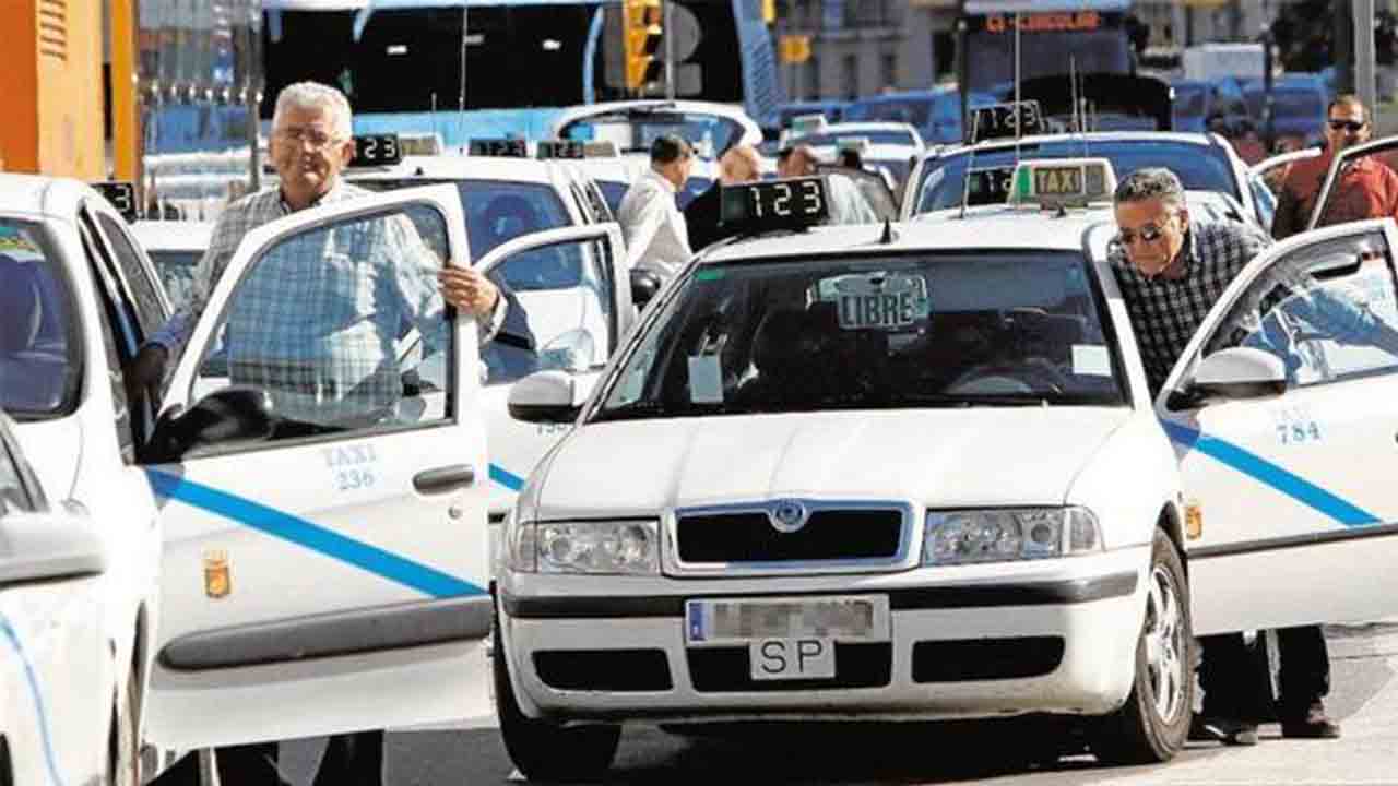 PSOE y Adelante Málaga piden a la junta proteger al taxi frente a los VTC