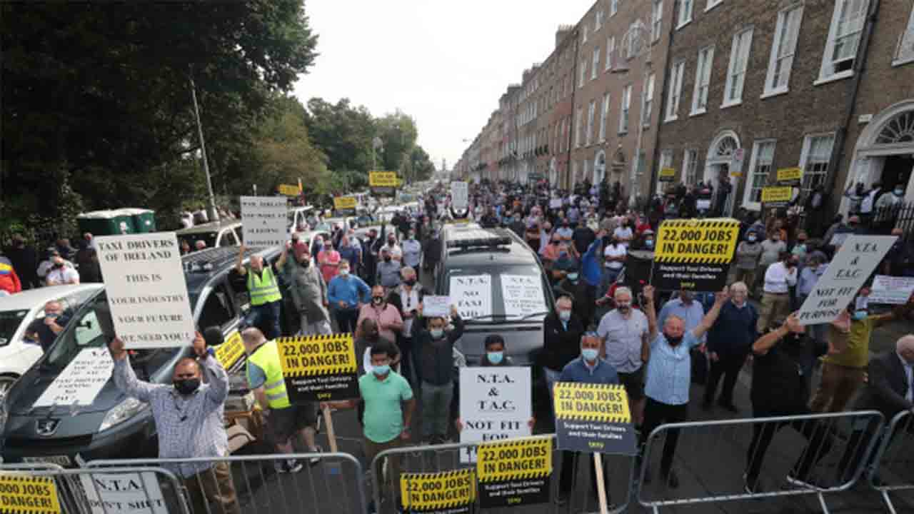Protesta de los taxistas de Dublín por la falta de ayudas al sector