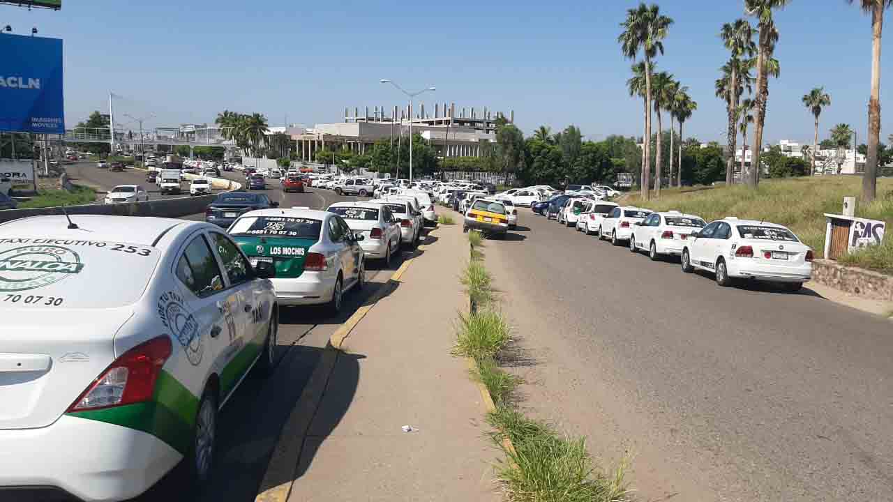 Protesta de los taxistas de Sinaloa por la competencia desleal de Uber y Didi