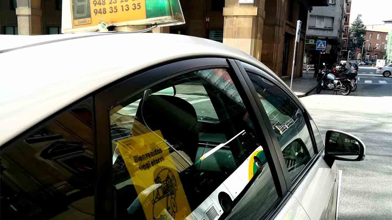 Aprobada la continuidad del taxi a demanda en Navarra al aeropuerto