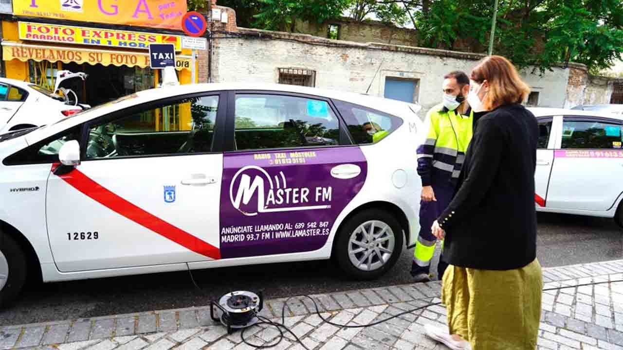Campaña del Ayuntamiento de Móstoles para desinfección de los taxis