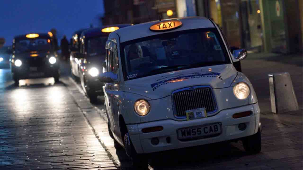 Edimburgo: Los taxistas escoceses, también al borde de la ruina