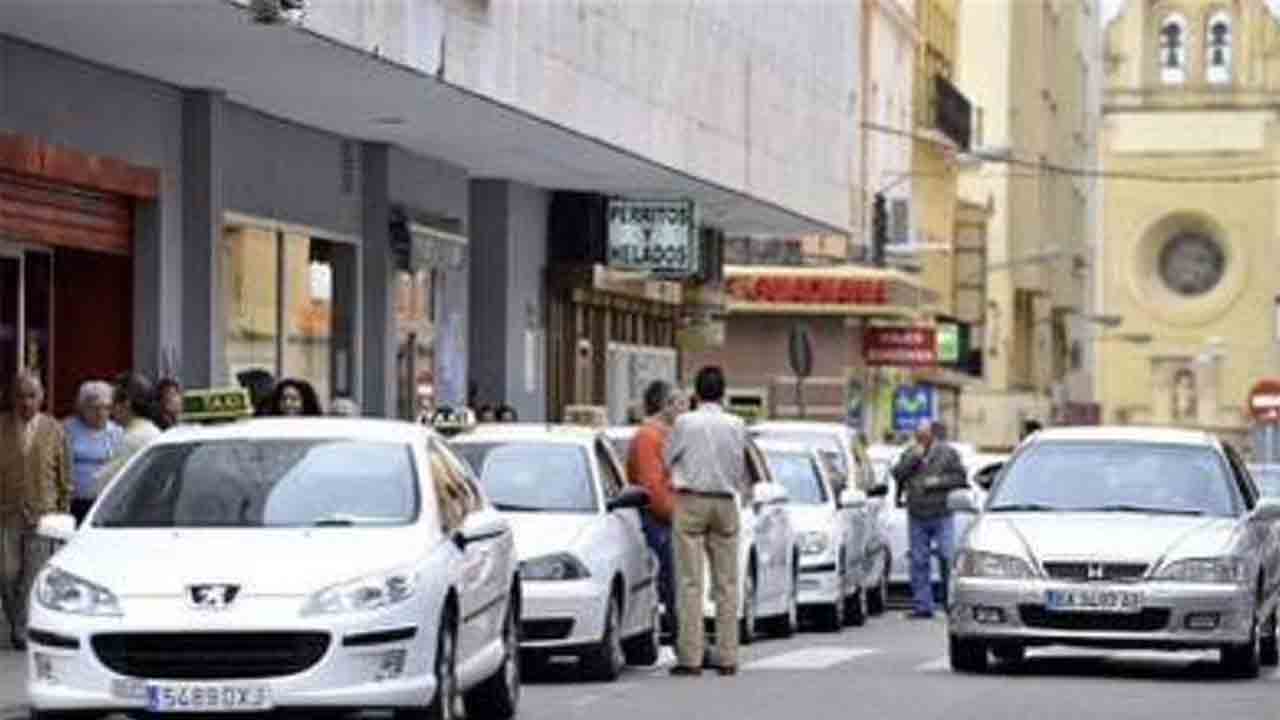 El Ayuntamiento de Badajoz implementará más taxis adaptados