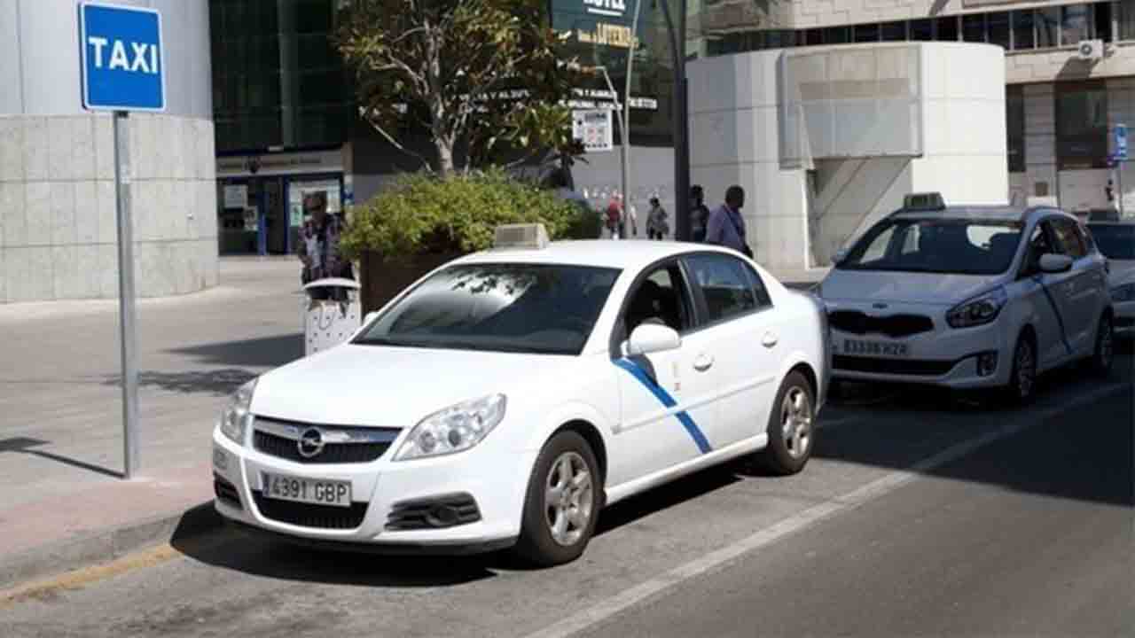 El taxi de Talavera solo llevará dos pasajeros por vehículo debido a las restricciones