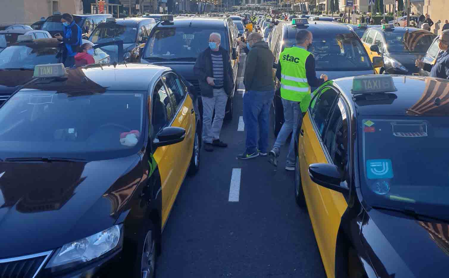 Los taxistas de Barcelona, puntuales a la concentración en la Plaza de España