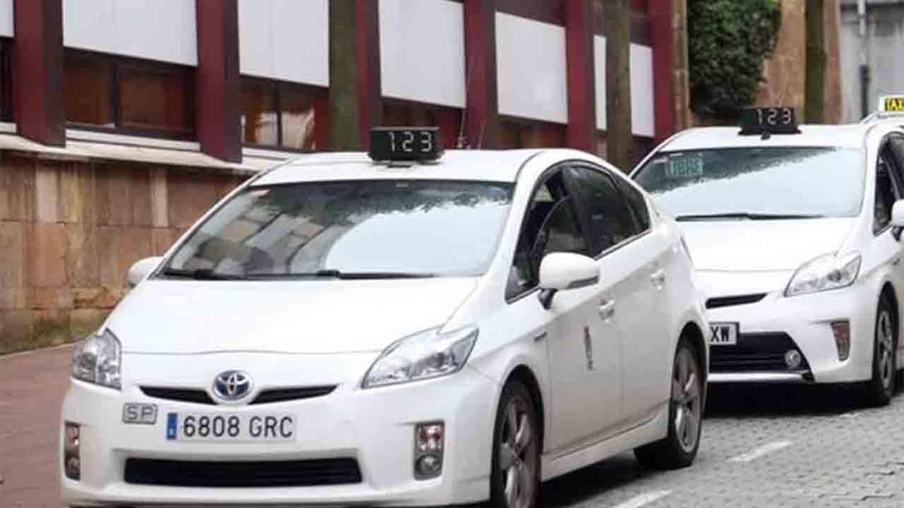 Los taxistas de Oviedo buscan soluciones ante la caída de la producción