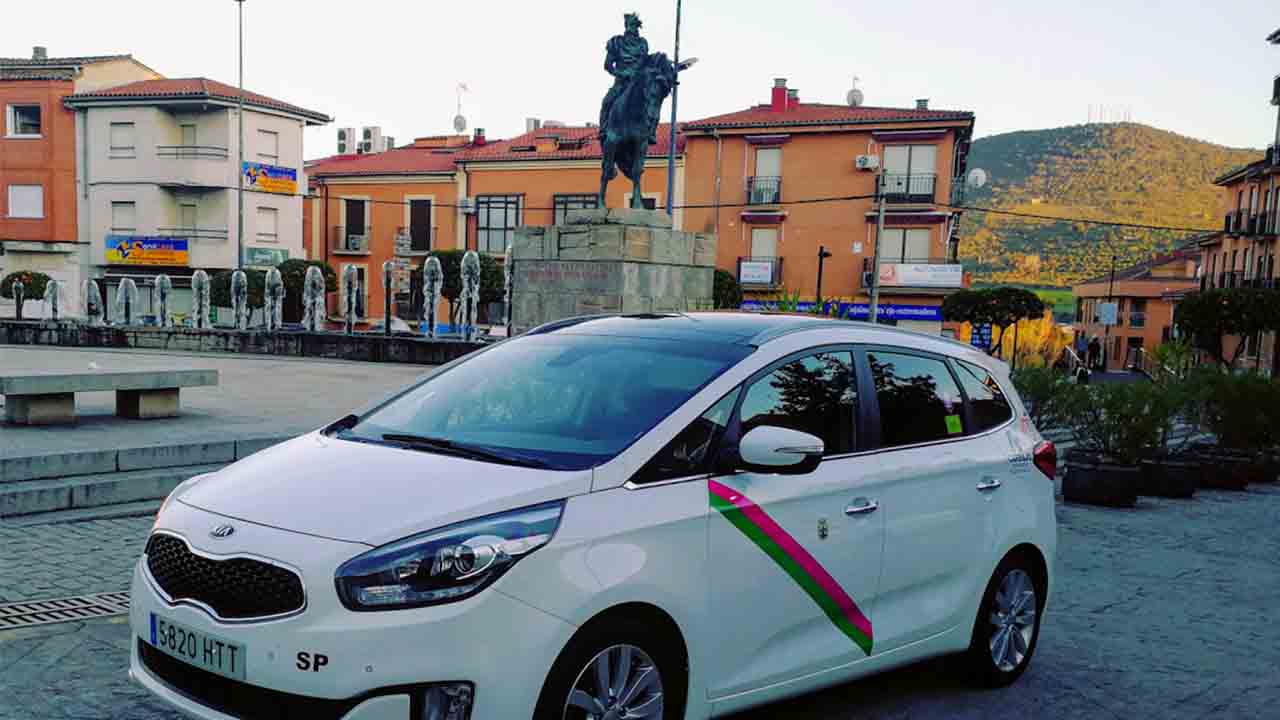 Los taxistas de Plasencia firman un acuerdo con el Ayuntamiento para pagos telemáticos