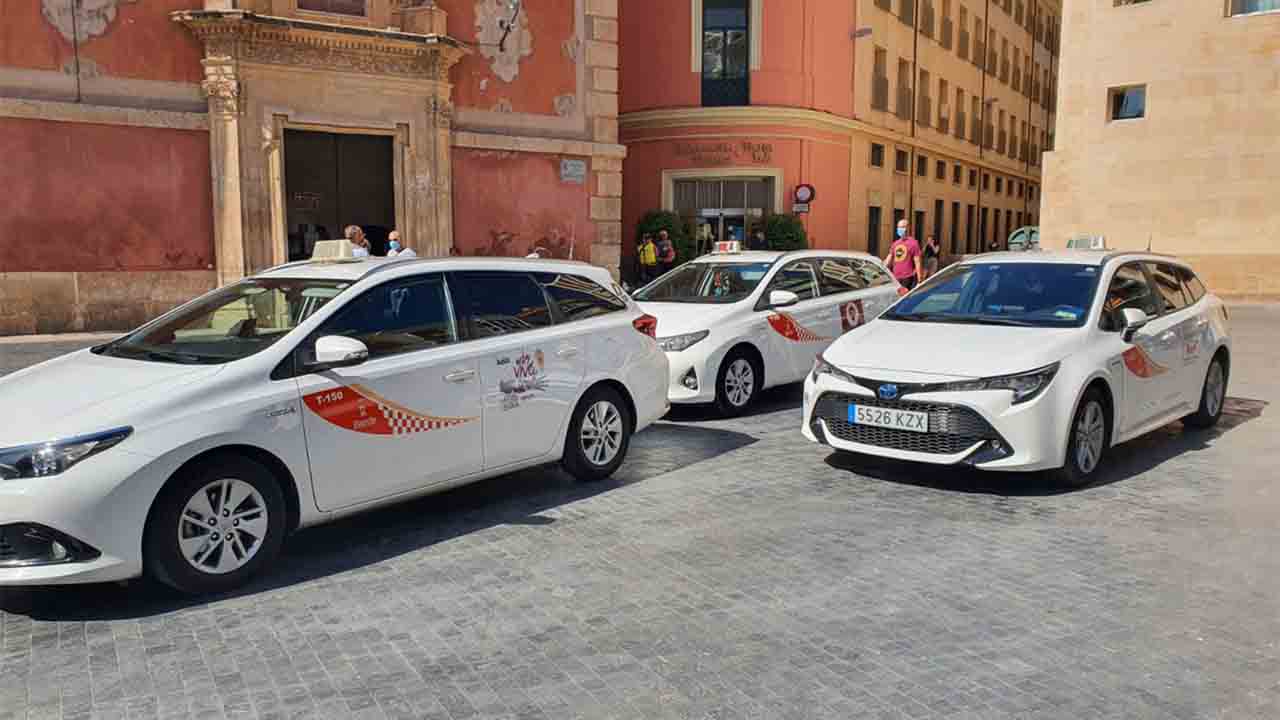 Radio Taxi Murcia activará un WhatsApp para poder pedir un taxi