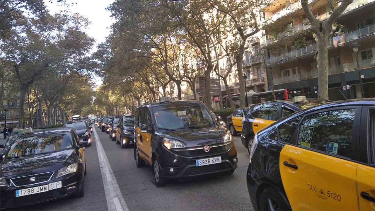 Segundo día de movilizaciones del sector del taxi en Barcelona