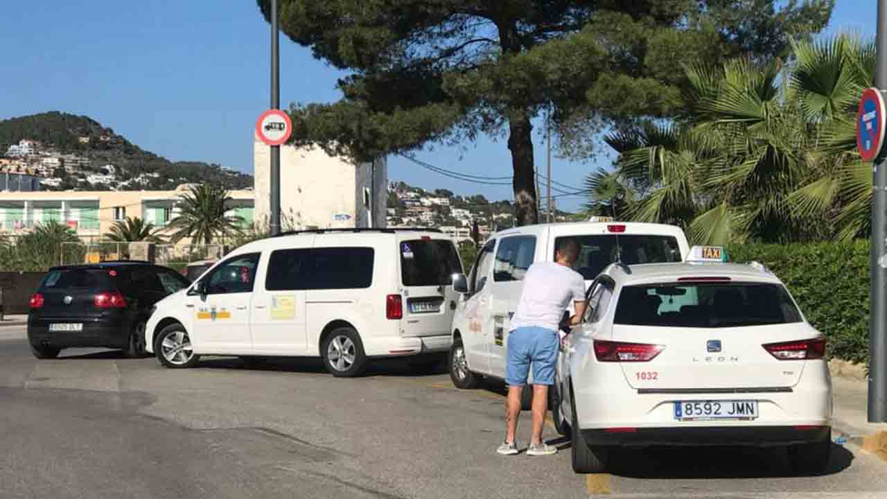 Taxistas de Vila (Ibiza) recurren la creación de 12 licencias de taxi