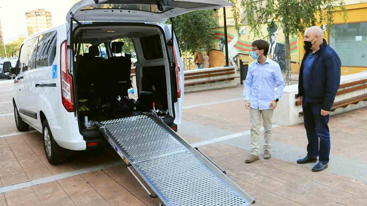 Torrelavega incorpora un nuevo servicio de taxi adaptado