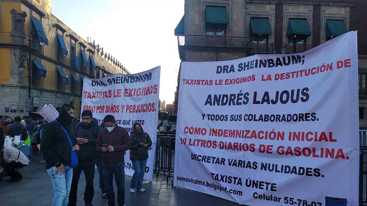 Taxistas protestan frente al Palacio Nacional en Ciudad de México