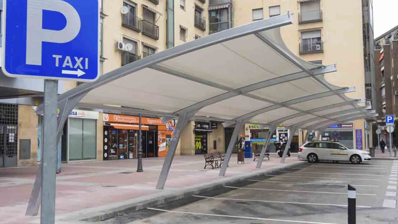 Torrejón de Ardoz instala una pérgola en la parada de taxis de Plaza de España