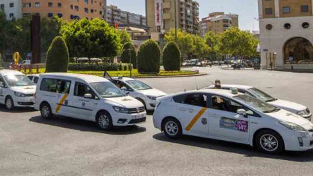 El Ayuntamiento de Sevilla rescata de 36 licencias de taxi