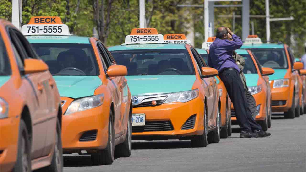 El sector del taxi de Toronto pide que se cancelen los pagos anuales de licencia