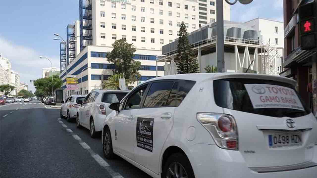 El taxi de Cádiz reduce la flota debido a la falta de demanda