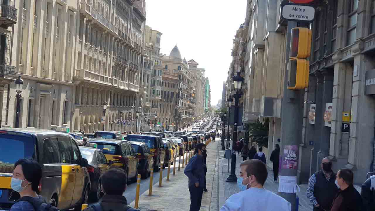 5.000 taxis de Barcelona en marcha lenta contra Uber